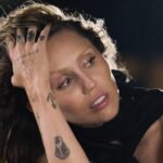 Miley Cyrus: Το «Party In The U.S.A.» επιστρέφει στα charts και αποδεικνύει ότι δεν ζει μόνο από τη νοσταλγία