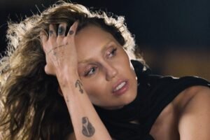 Amanda Lear: Η θρύλος της disco κατηγορεί τη Miley Cyrus για απροκάλυπτη αντιγραφή στο νέο άλμπουμ «Bass Persuades»