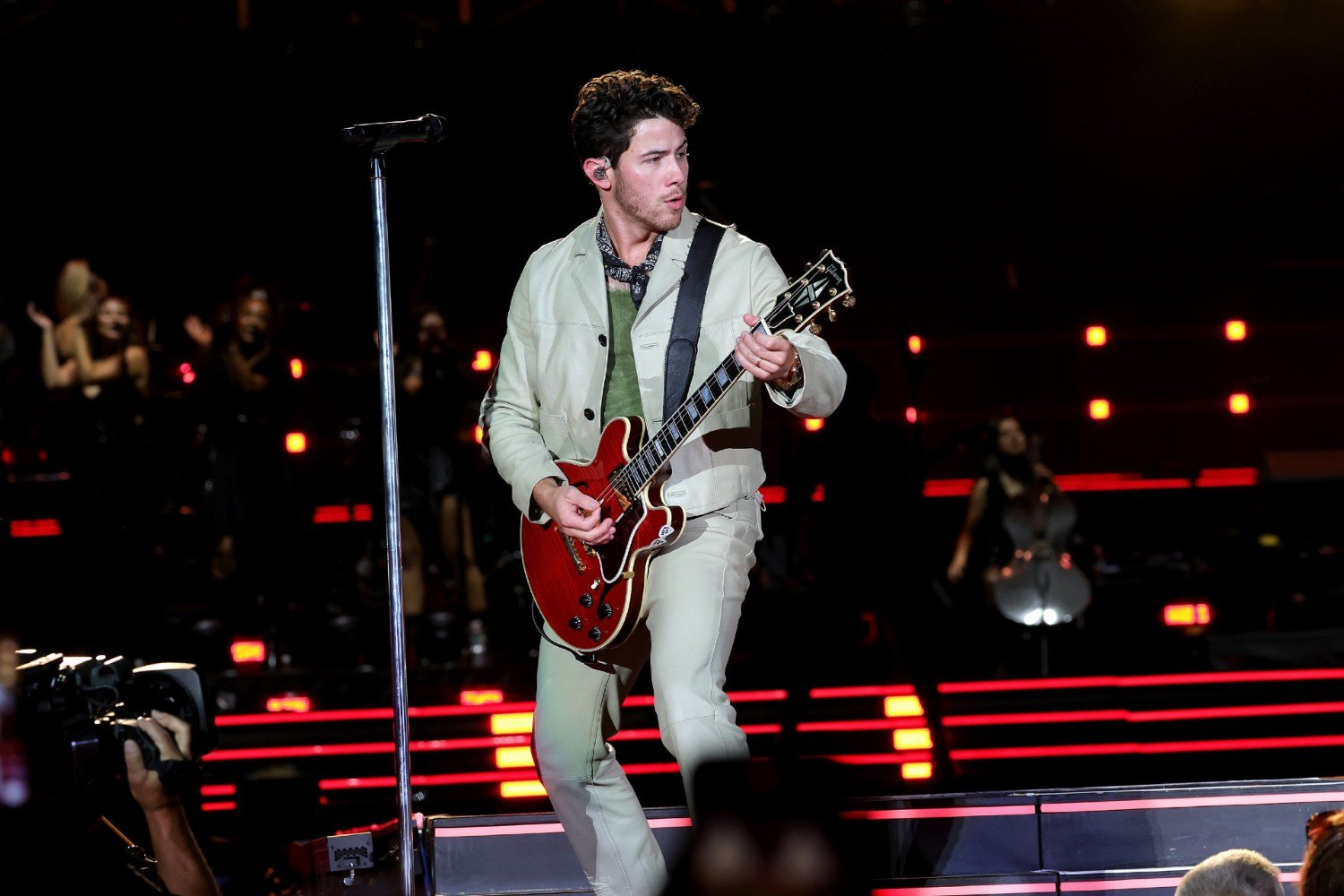 Nick Jonas: Πώς έμαθε να μην κοιτά τις άδειες θέσεις στις συναυλίες – «Απολαμβάνω αυτό που συμβαίνει εκείνη τη στιγμή»