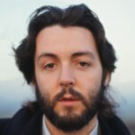 Paul McCartney: «Έβαλα στο ράφι την ιδέα της μουσικής ιδιοφυΐας» – Ο σκηνοθέτης του «Man On The Run» απομυθοποιεί τον θρύλο