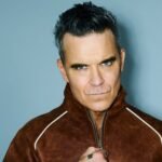 Ο Robbie Williams κυκλοφορεί το νέο άλμπουμ «Britpop» – Μια χαοτική αλλά γοητευτική χρονομηχανή πίσω στα ’90s