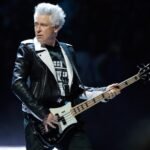 Ο Adam Clayton των U2 εξυμνεί τους Geese: «Επαναφέρουν τα συγκροτήματα στη μόδα»