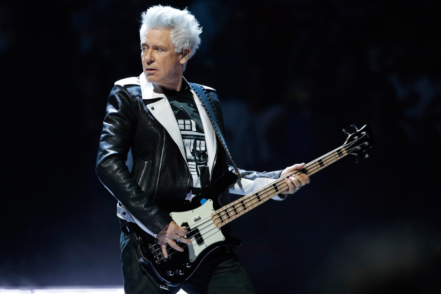 Ο Adam Clayton των U2 εξυμνεί τους Geese: «Επαναφέρουν τα συγκροτήματα στη μόδα»