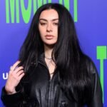 Charli XCX: Γιατί αρνείται να εξηγήσει το νέο τραγούδι της «Rock Music»
