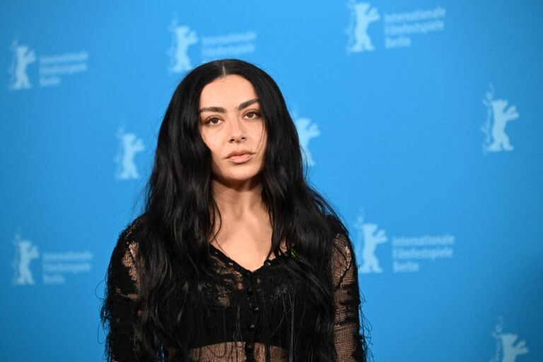 Η Charli XCX ετοιμάζεται για τον πιο απρόβλεπτο ρόλο της στη νέα ταινία του Martin Scorsese – Μαζί με Leonardo DiCaprio και Jennifer Lawrence