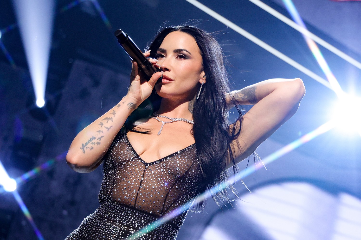 Demi Lovato: Ακυρώνει εμφανίσεις και αναβάλλει την περιοδεία της – «Πρέπει να προστατεύσω την υγεία μου»