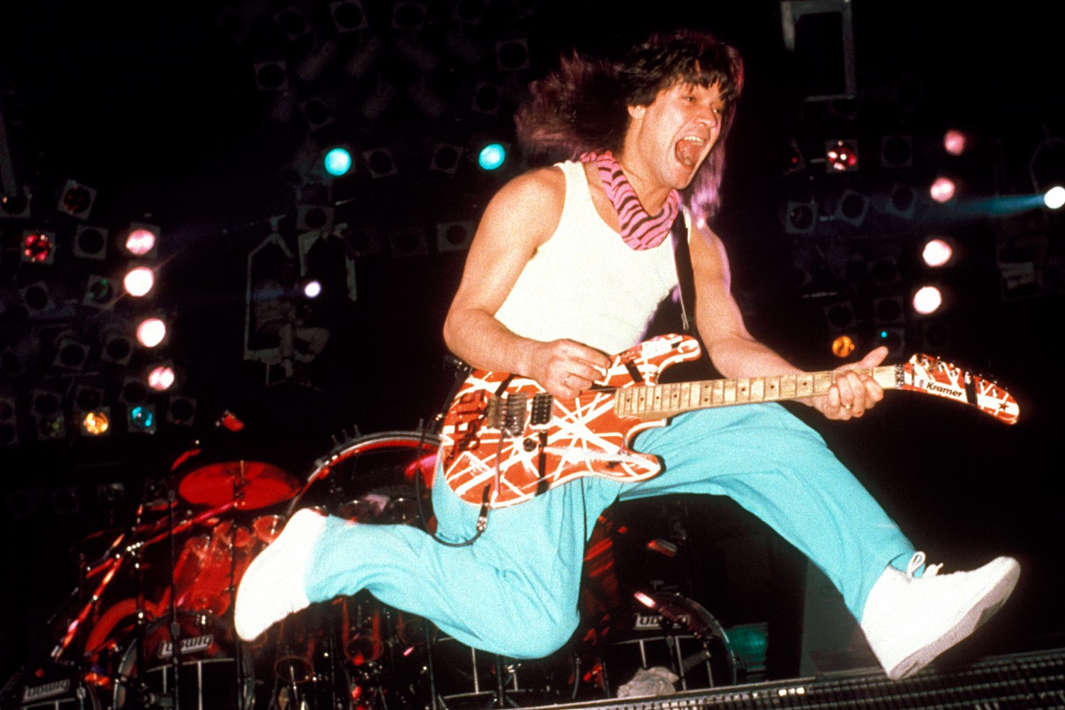 Το «Jump» των Van Halen επιστρέφει: Το απίστευτο remix με J Balvin, Steve Vai και Travis Barker για το Μουντιάλ