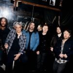 Foo Fighters: Ξορκίζουν τις «ενοχές του επιζώντα» στο νέο εκρηκτικό punk single «Of All People»