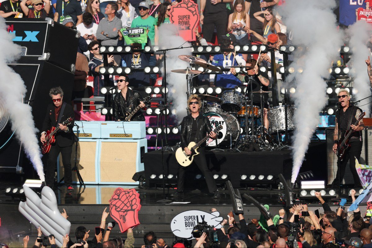 Green Day: Έδωσαν το σύνθημα για την έναρξη του Super Bowl 2026 με μία ηλεκτρισμένη εμφάνιση