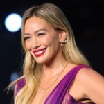 Hilary Duff: Η απολαυστική συνέντευξη στον γιο της για το νέο άλμπουμ της – Η δόξα, το ποδόσφαιρο και η «κανονική» ζωή