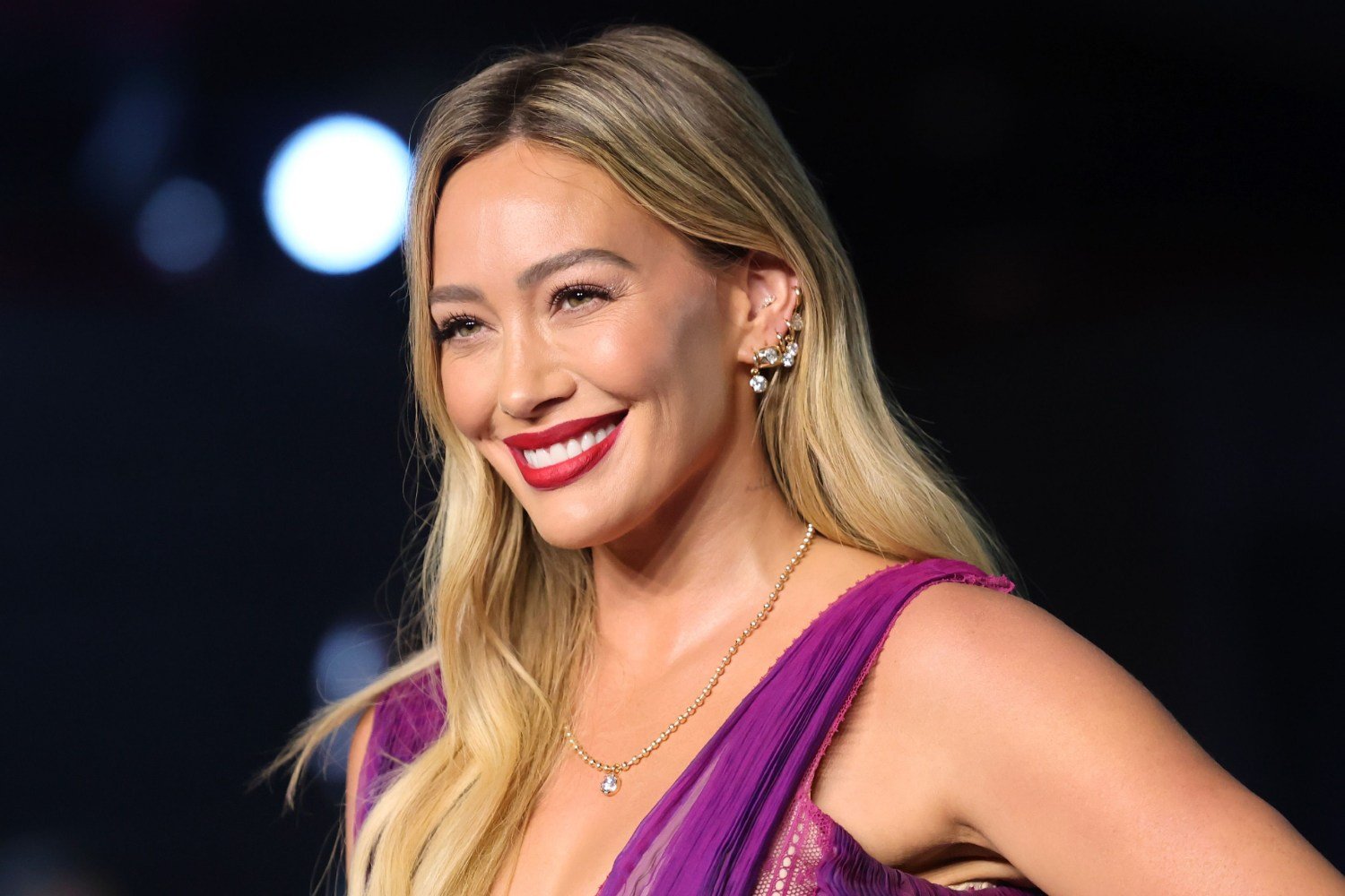 Hilary Duff: Η απολαυστική συνέντευξη στον γιο της για το νέο άλμπουμ της – Η δόξα, το ποδόσφαιρο και η «κανονική» ζωή