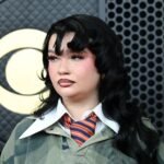 Lola Young: «Είμαι πολύ καλύτερα» – Η επιστροφή μετά τη μάχη της απεξάρτησης και τη σοκαριστική κατάρρευση επί σκηνής