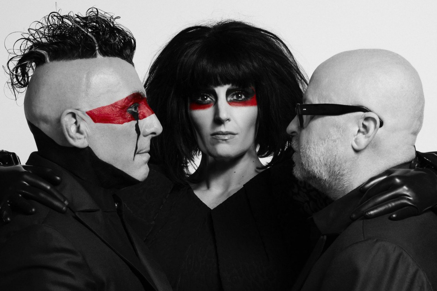 Puscifer: «Μπορεί όλα να μοιάζουν σκοτεινά, αλλά ο άνθρωπος στον πυρήνα του είναι φως»