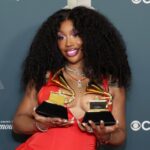 SZA: «Απίστευτα δυστοπικό να γιορτάζουμε στα Grammy την ώρα που αρπάζουν ανθρώπους και τους πυροβολούν στο πρόσωπο»