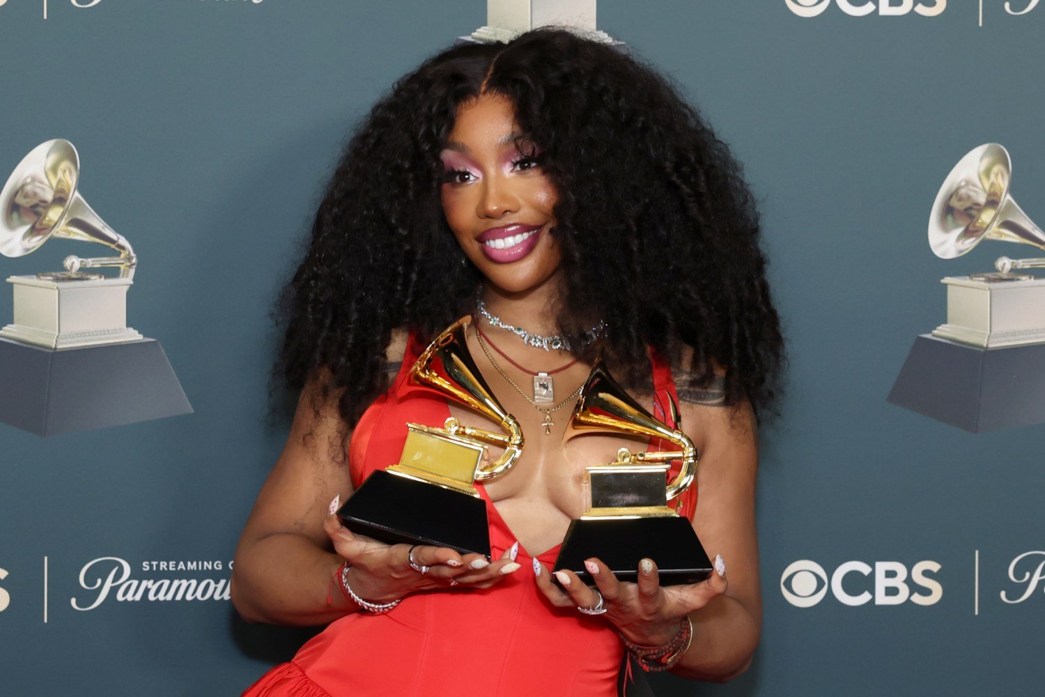 SZA: «Απίστευτα δυστοπικό να γιορτάζουμε στα Grammy την ώρα που αρπάζουν ανθρώπους και τους πυροβολούν στο πρόσωπο»
