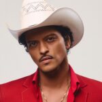 Bruno Mars: Γιατί το νέο άλμπουμ του «The Romantic» είναι το ιδανικό φάρμακο για τη νοσταλγία των ’70s
