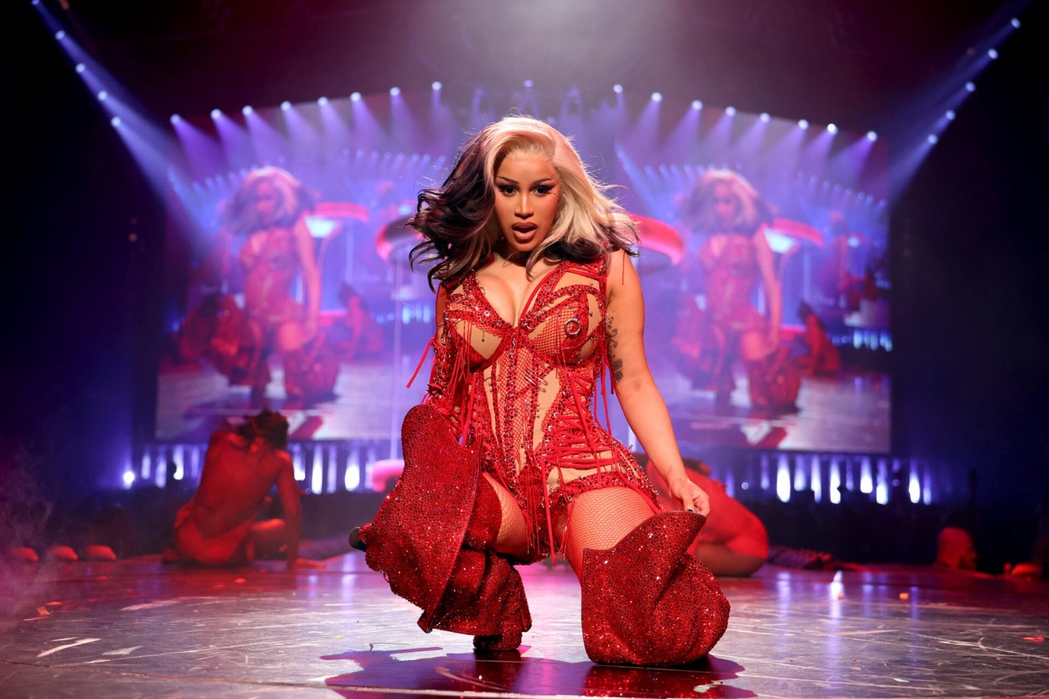 Cardi B: Γιατί οι περιοδείες της Beyoncé είναι «έτη φωτός μακριά» από οτιδήποτε θα μπορούσε να κάνει η ίδια