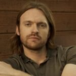 Finneas: «Είδα κάθε σκηνή 100 φορές» – Πώς η σχολαστική λεπτομέρεια γέννησε το soundtrack της δεύτερης σεζόν του «Beef»
