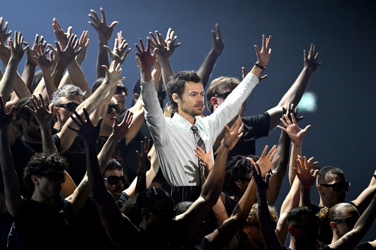 Harry Styles: Η εντυπωσιακή έναρξη των BRIT Awards 2026 και η πρώτη live εμφάνιση μετά από τρία χρόνια