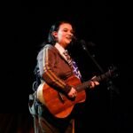 Η Lola Young χάνεται σε μία βαθιά φορτισμένη ερμηνεία και συγκινεί: «Η τέχνη είναι πραγματικά ό,τι έχουμε»