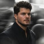 «Ο Πρώτος Άνθρωπος» : Ο Λούκας Γιώρκας επιστρέφει με έναν ύμνο στη συνύπαρξη που σπάει τα δεσμά της σιωπής