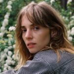 Maya Hawke: «Μισώ να κυκλοφορώ μουσική – Mοιάζει με κηδεία παρά με γιορτή»