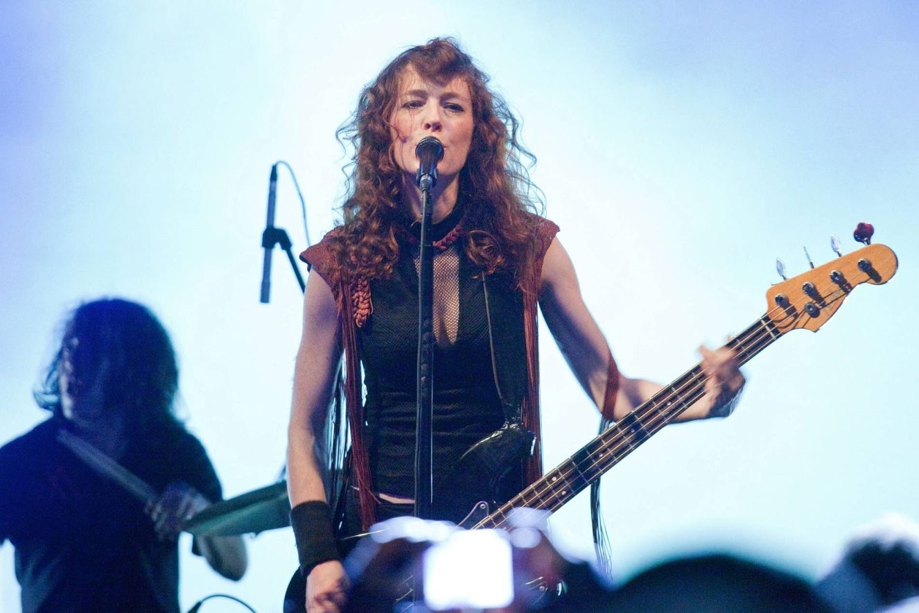 Melissa Auf der Maur: Η πραγματική επιρροή της Courtney Love και η αλήθεια για τη σκιά του Kurt Cobain