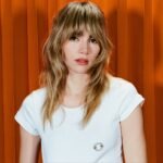 Suki Waterhouse: Το μυστικό που τη συνδέει με την Taylor Swift και η εμπειρία της με τους BTS