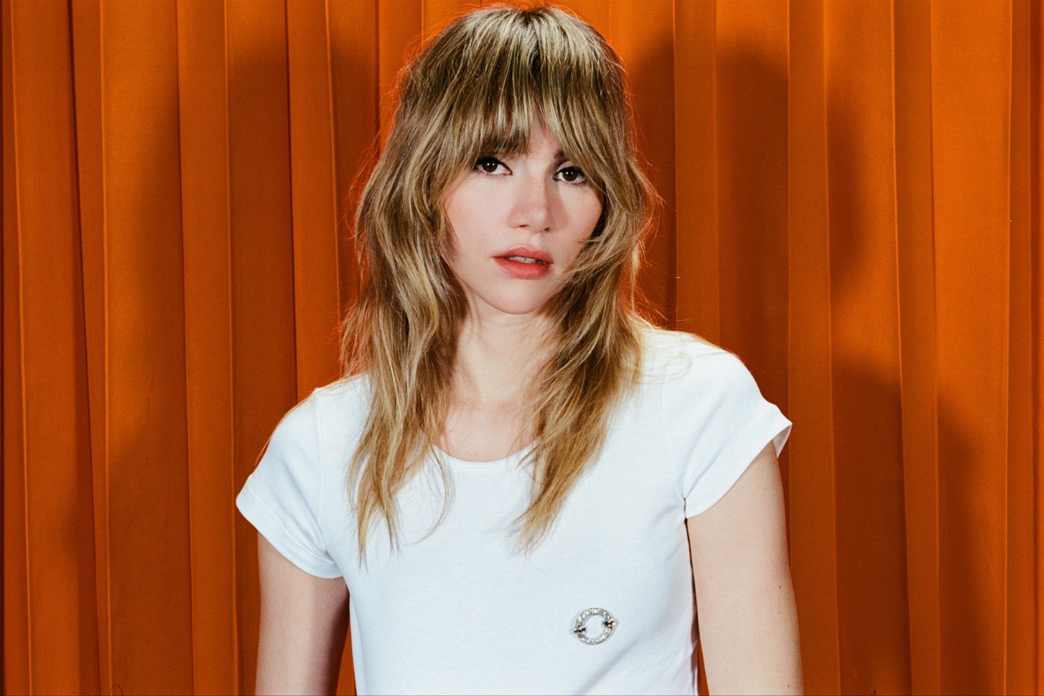 Suki Waterhouse: Το μυστικό που τη συνδέει με την Taylor Swift και η εμπειρία της με τους BTS Suki Waterhouse: Το μυστικό που τη συνδέει με την Taylor Swift και η εμπειρία της με τους BTS