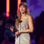 Taylor Swift: «Το διαδίκτυο θα προσπαθήσει να σκοτώσει τα όνειρά σας» – Το μάθημα δημιουργικότητας στα iHeartRadio Music Awards 2026