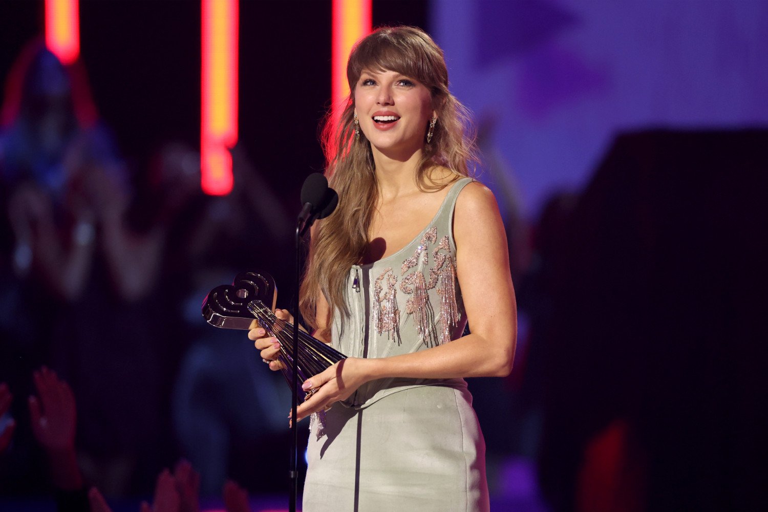 Taylor Swift: «Το διαδίκτυο θα προσπαθήσει να σκοτώσει τα όνειρά σας» – Το μάθημα δημιουργικότητας στα iHeartRadio Music Awards 2026