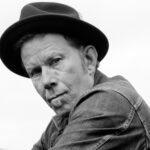 Tom Waits: Το «The Fly» ενώνει ποίηση, χιούμορ και σκοτάδι στο πιο απρόσμενο πλάσμα