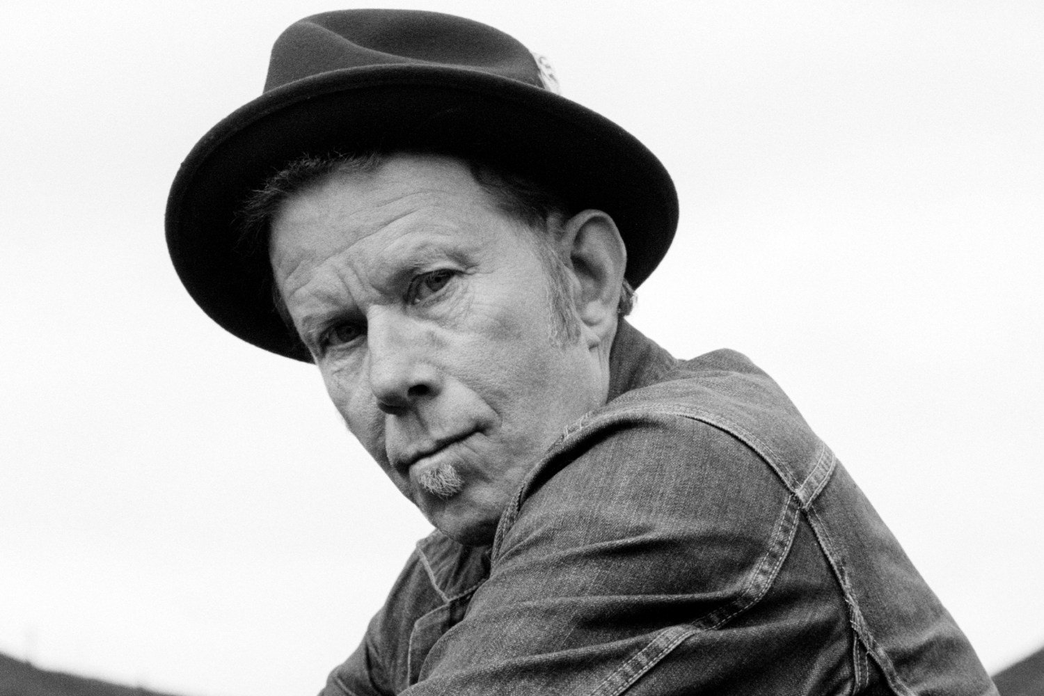 Tom Waits: Το «The Fly» ενώνει ποίηση, χιούμορ και σκοτάδι στο πιο απρόσμενο πλάσμα