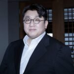 Bang Si-hyuk: Θρίλερ με το ένταλμα σύλληψης του προέδρου της HYBE – Η επιμονή της αστυνομίας, το εισαγγελικό «όχι» και η εμπλοκή της αμερικανικής πρεσβείας