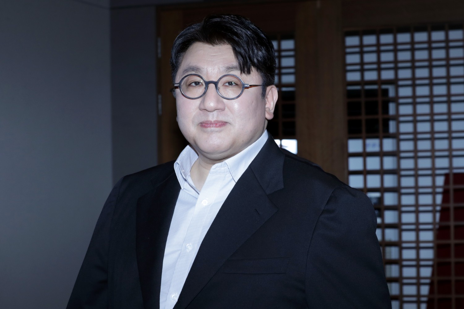 Bang Si-hyuk: Θρίλερ με το ένταλμα σύλληψης του προέδρου της HYBE – Η επιμονή της αστυνομίας, το εισαγγελικό «όχι» και η εμπλοκή της αμερικανικής πρεσβείας