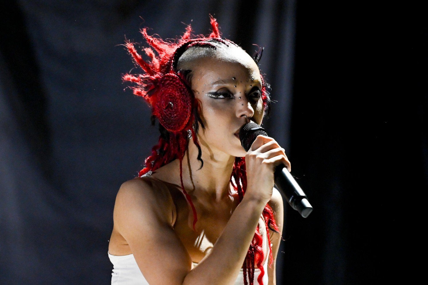 FKA Twigs: Μια υπερβατική ιεροτελεστία στην έρημο του Coachella που κατέληξε σε δάκρυα λύτρωσης FKA Twigs: Μια υπερβατική ιεροτελεστία στην έρημο του Coachella που κατέληξε σε δάκρυα λύτρωσης