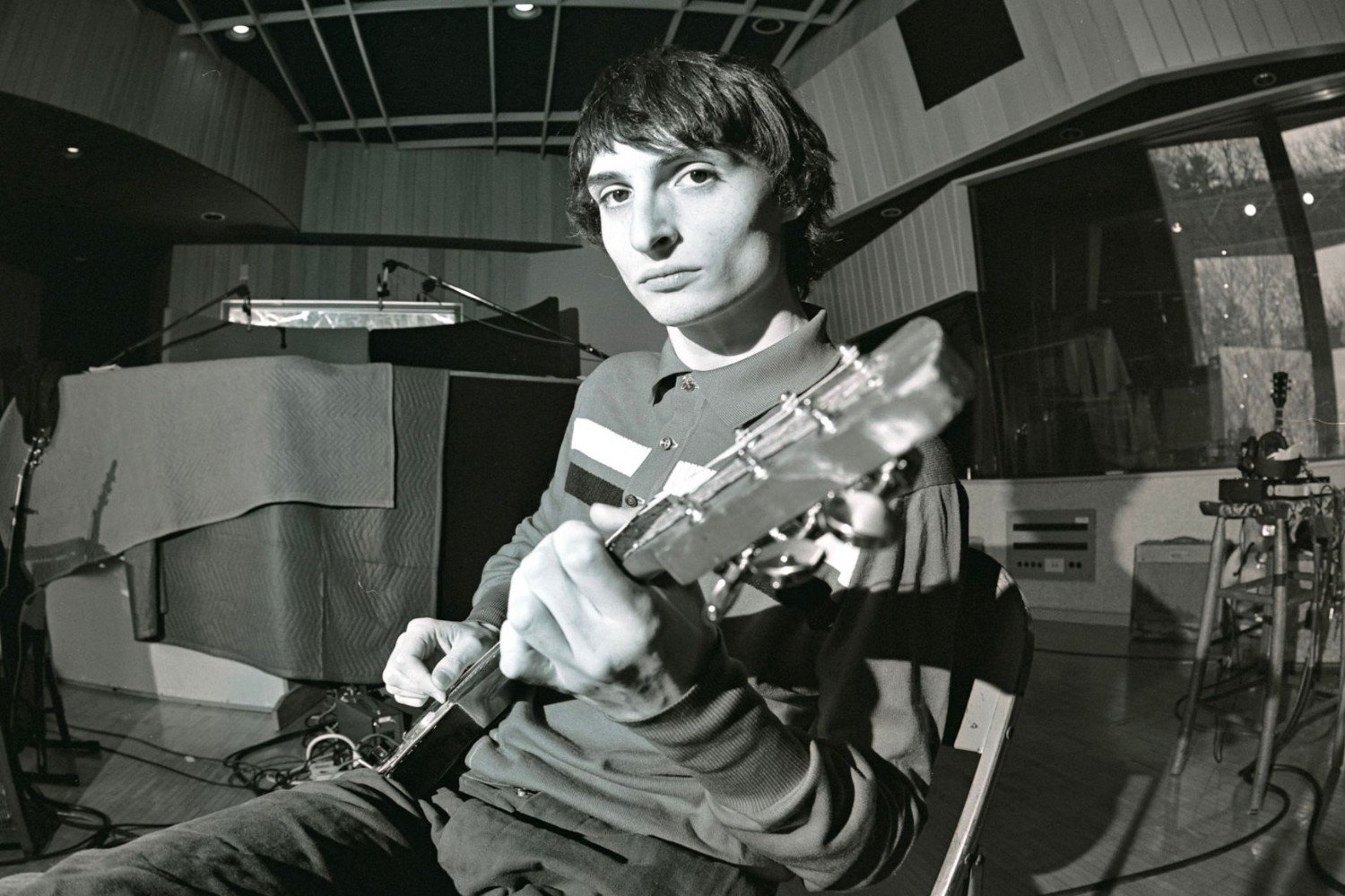 O Finn Wolfhard ενηλικιώνεται μουσικά με το νέο άλμπουμ «Fire From The Hip» – Το indie ξέσπασμα του single «I’ll Let You Finish»