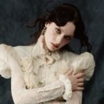 Η Holly Humberstone ξαναγράφει το «Cruel World» μέσα από τέσσερις γυμνές εξομολογήσεις – Το νέο EP «it’s a real Cruel World»