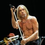 Ο Iggy Pop βγήκε ημίγυμνος στη σκηνή του Coachella 2026 και αποχώρησε… μέσα σε φέρετρο