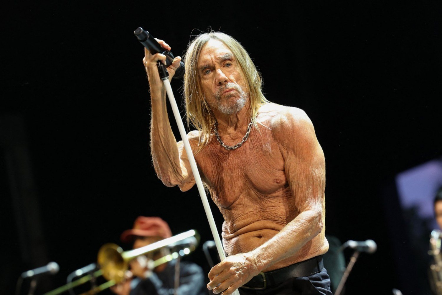 Ο Iggy Pop βγήκε ημίγυμνος στη σκηνή του Coachella 2026 και αποχώρησε… μέσα σε φέρετρο