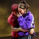 Η Billie Eilish «κατέρρευσε» πριν ανέβει στη σκηνή με τον Justin Bieber στο Coachella: «Τα πόδια μου λύγισαν»