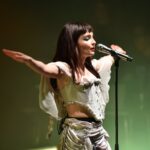 CHVRCHES: Επέστρεψαν στη σκηνή μετά από τρία χρόνια και αποκάλυψαν το νέο τραγούδι «Conman»