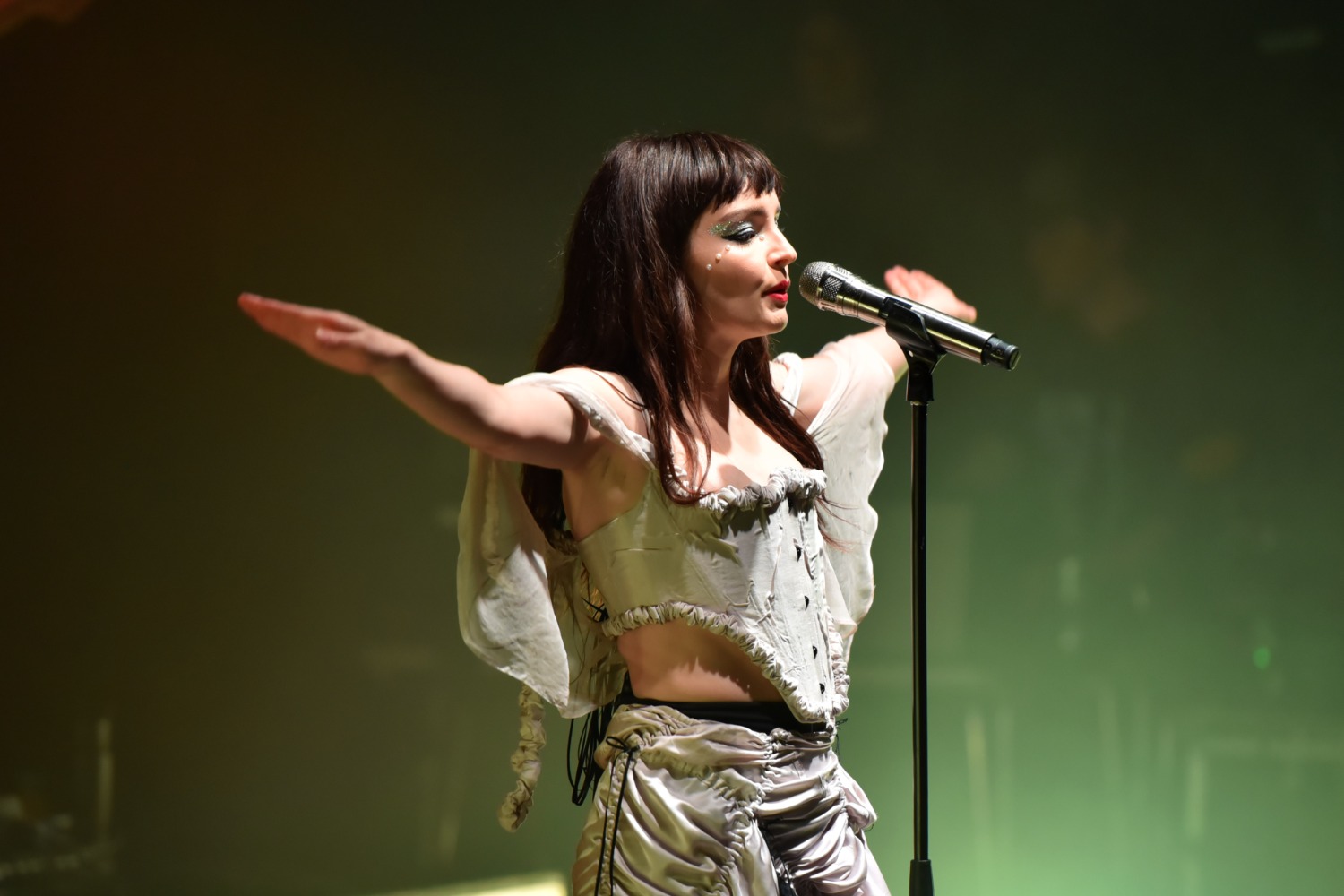 CHVRCHES: Επέστρεψαν στη σκηνή μετά από τρία χρόνια και αποκάλυψαν το νέο τραγούδι «Conman»