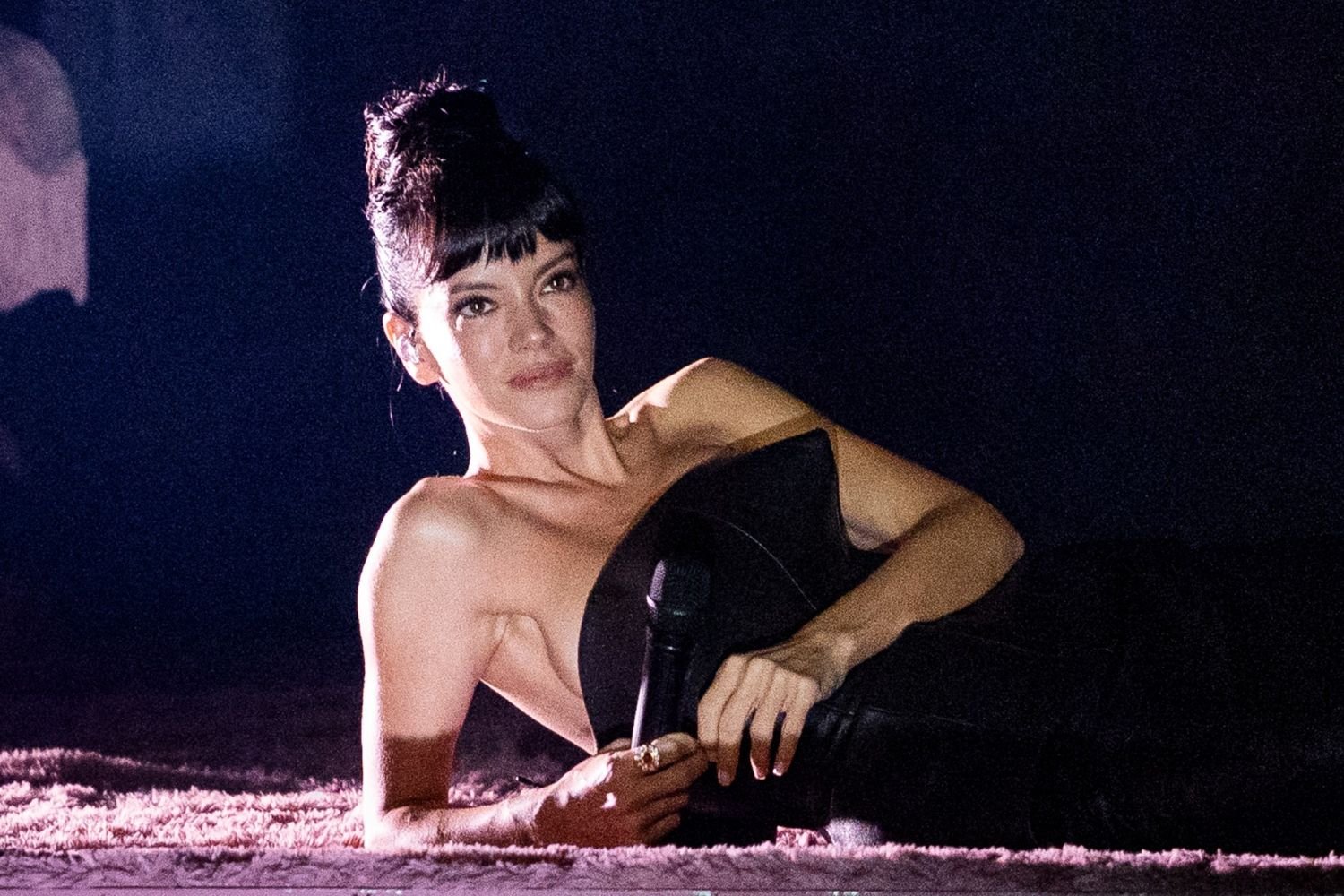 Η Lily Allen αλλάζει τα σχέδια της περιοδείας της και επιλέγει πιο μικρούς χώρους στη Βόρεια Αμερική