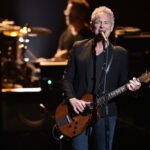 Ο Lindsey Buckingham δηλώνει θαυμαστής του Sam Fender – Γιατί του θυμίζει τους Fleetwood Mac
