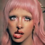 Melanie Martinez: Από το «Cry Baby» στον «Άδη» – Πώς έχτισε το πιο σκοτεινό σύμπαν της pop