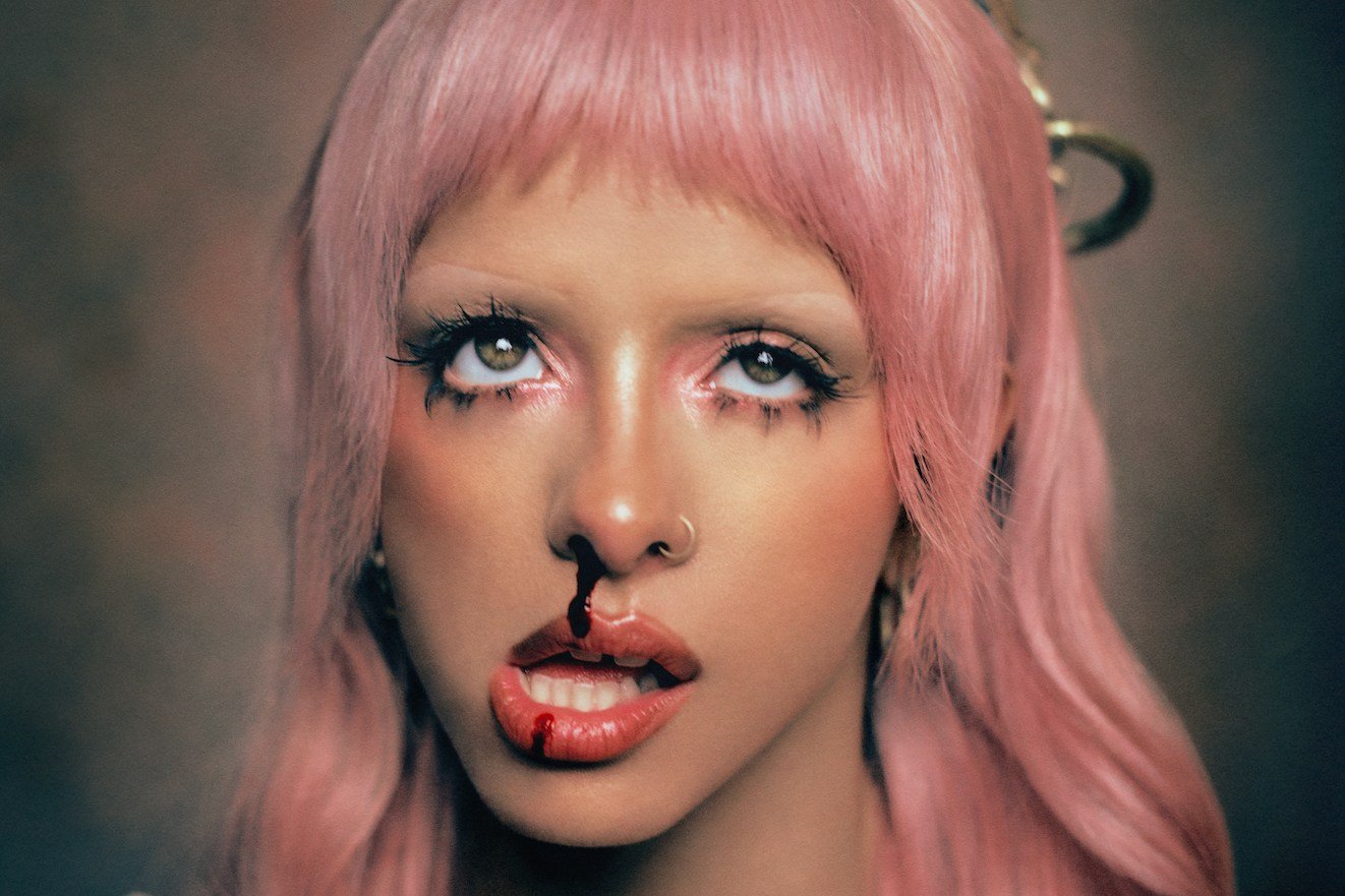 Melanie Martinez: Από το «Cry Baby» στον «Άδη» – Πώς έχτισε το πιο σκοτεινό σύμπαν της pop