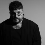 Teddy Swims: Το νέο single «Mr. Know It All» είναι μία εσωτερική μάχη με το «Δίλημμα του Προφήτη» και τον φόβο της απώλειας