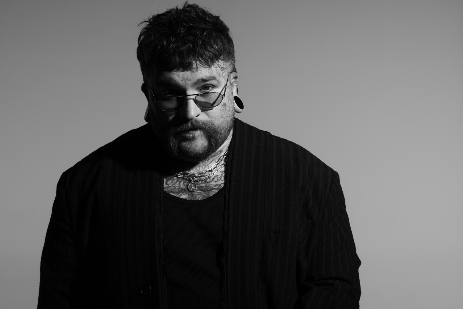 Teddy Swims: Το νέο single «Mr. Know It All» είναι μία εσωτερική μάχη με το «Δίλημμα του Προφήτη» και τον φόβο της απώλειας