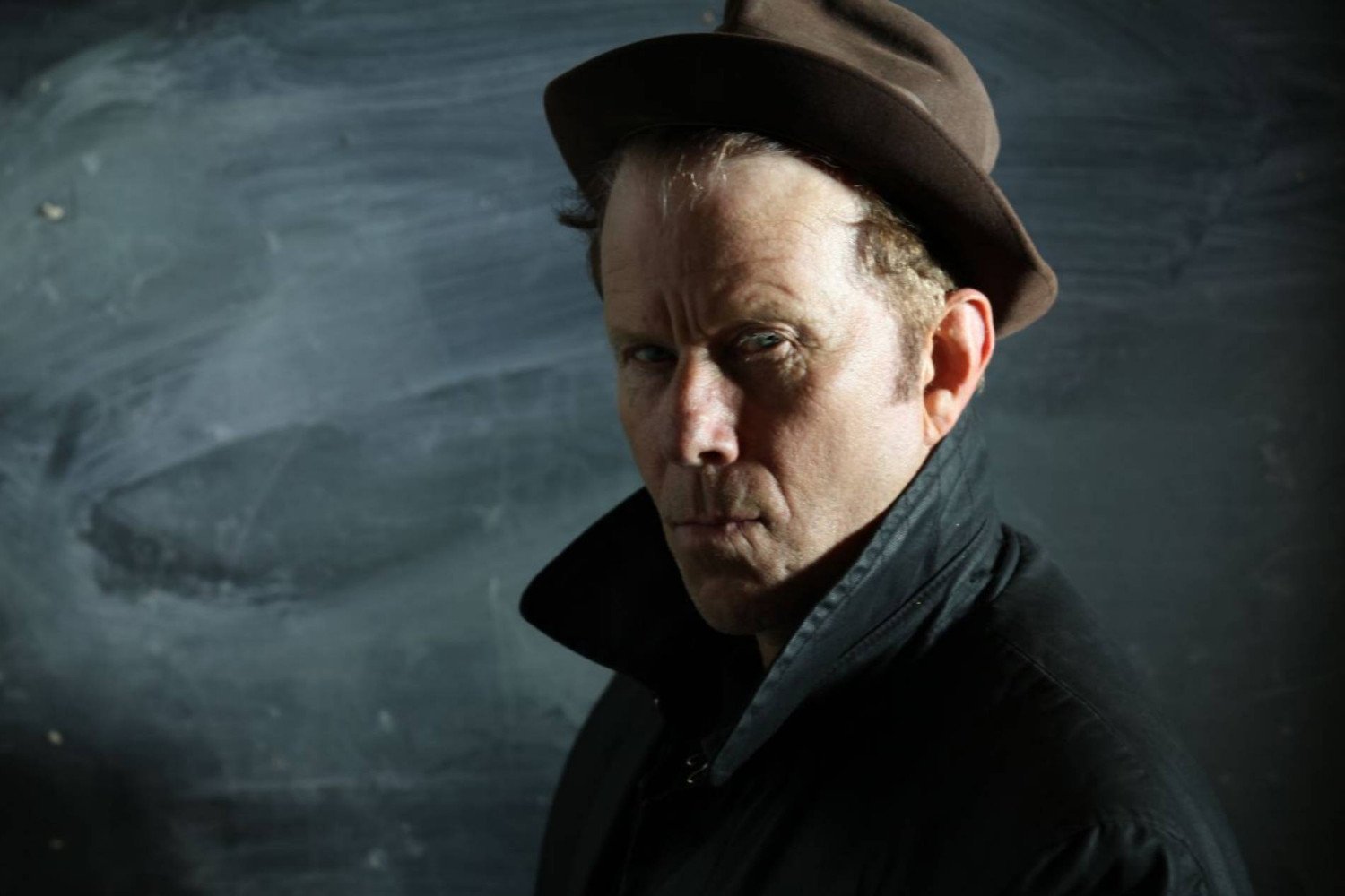 Ο Tom Waits επιστρέφει με το «The Fly» – Ένα απόκοσμο ποίημα για την ανθρώπινη παρακμή